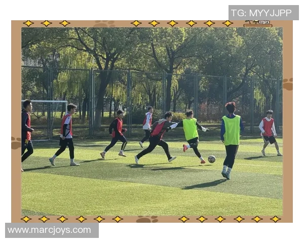 捡足球举手的快乐瞬间与团队精神的传递