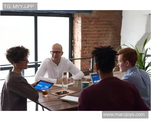 明哲足球：探索足球背后的智慧与哲学，提升球场表现与团队合作能力