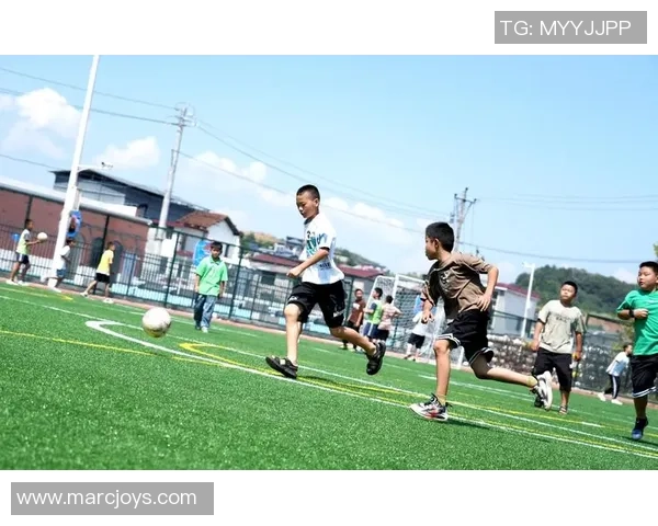 快乐的足球时光小学一年级的小朋友们一起踢足球的趣事与感受